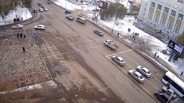 Перекресток проспектов Бухар Жырау - Нуркена Абдирова. Веб-камеры Караганды онлайн