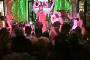 Караоке бар Cats Meow, сцена. Веб камеры Нового Орлеана онлайн