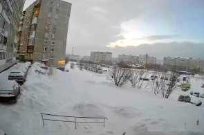 Вид на Кольский проспект и парковку у ТЦ Северное Нагорное. Веб-камеры Мурманска онлайн