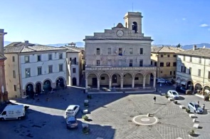 Вид на городскую площадь и ратушу. Веб-камеры Перудже