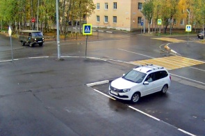 Перекресток Бардина и Советской. Веб-камеры Оленегорска онлайн